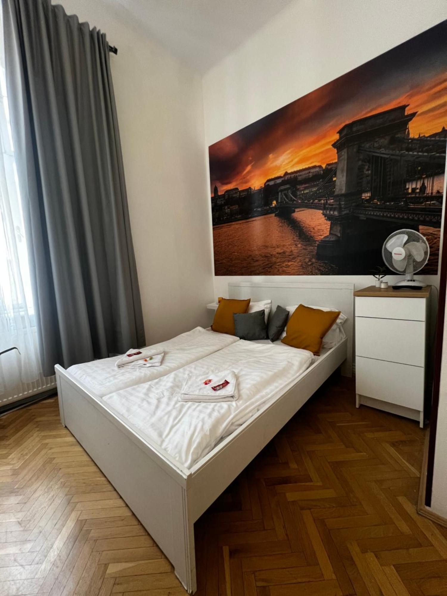 Spring Roses Downtown Boutique Apartment 2 On The Famous Vaci Fashion Street Free Coffee, Tee — Photos 3
